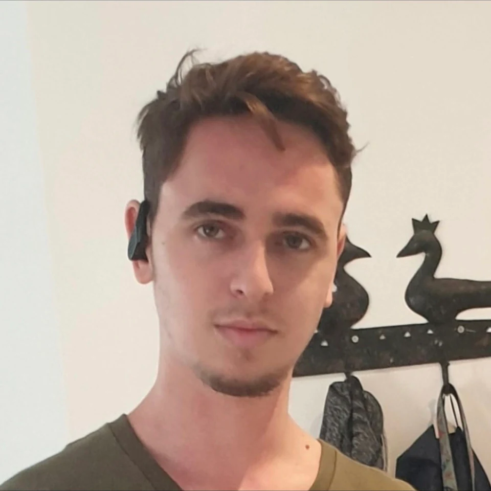 Headshot of Yuval Eizik, looking at the camera